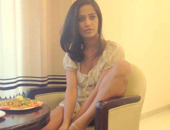 Poonam Pandey looses it out to Sherlyn Chopra, Sunny Leone